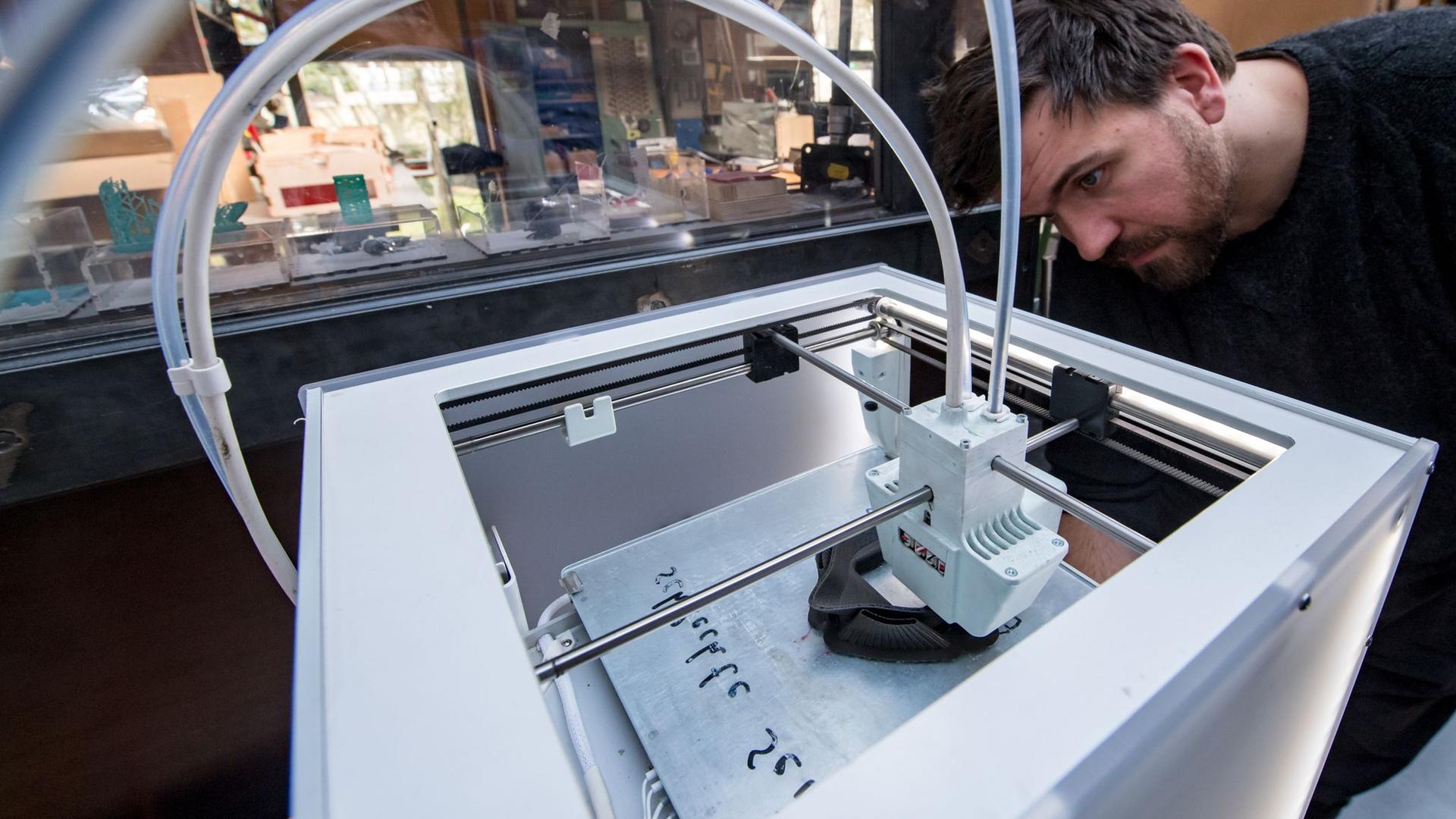 Dieser 3D-Drucker-Prototyp in Halle wird zur Herstellung von Corona-Masken eingesetzt.
