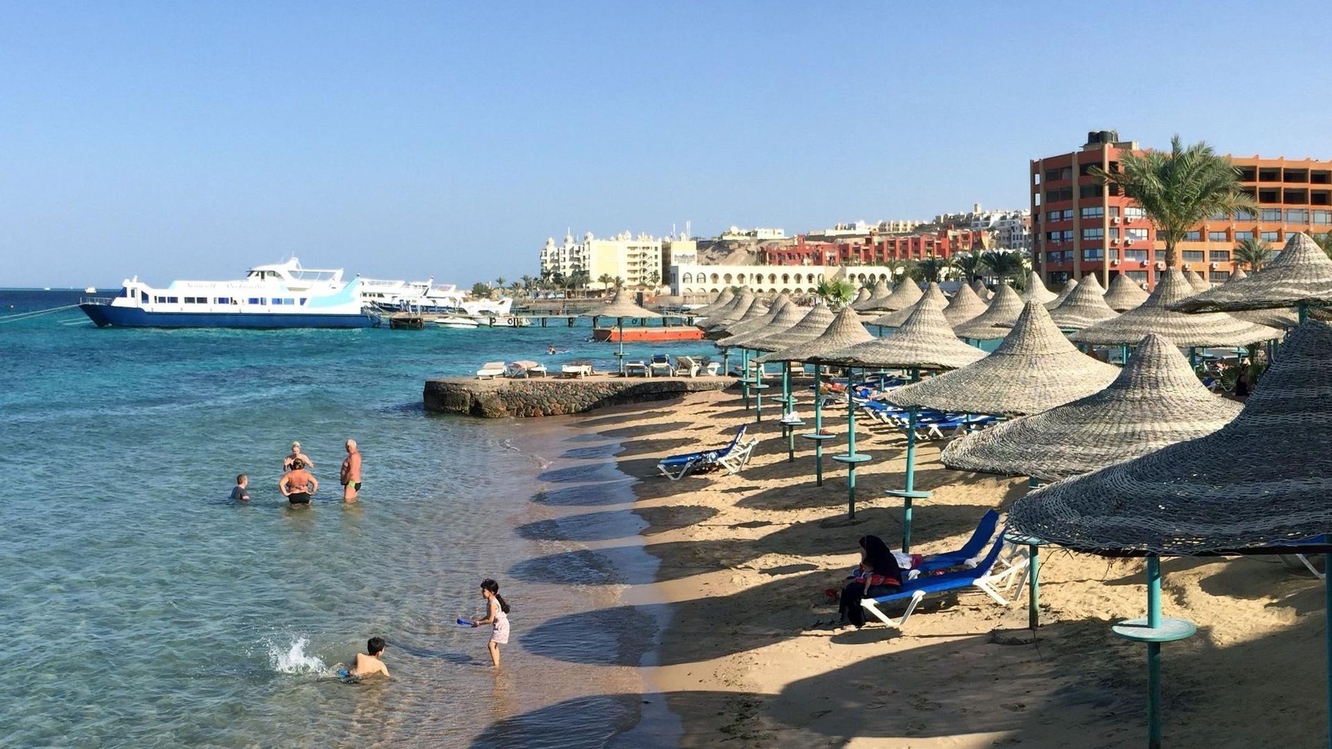 Eine Reisewarnung für das Land gilt noch, aber Touristen dürfen wieder einen Strand-Urlaub in Ägypten verbringen.