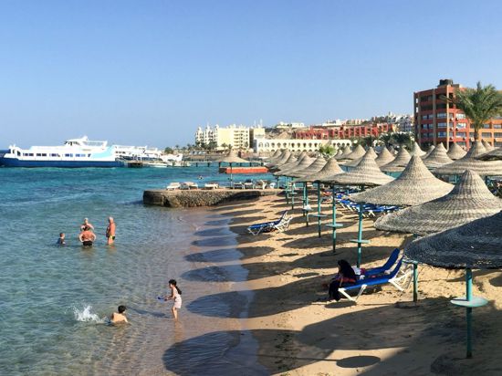 Eine Reisewarnung für das Land gilt noch, aber Touristen dürfen wieder einen Strand-Urlaub in Ägypten verbringen.