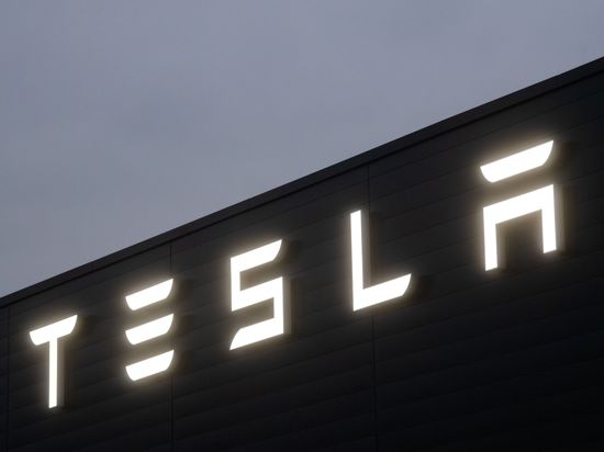 Während der globale Automarkt von der Corona-Krise ausgebremst wird, macht sich Tesla im Massenmarkt breit.
