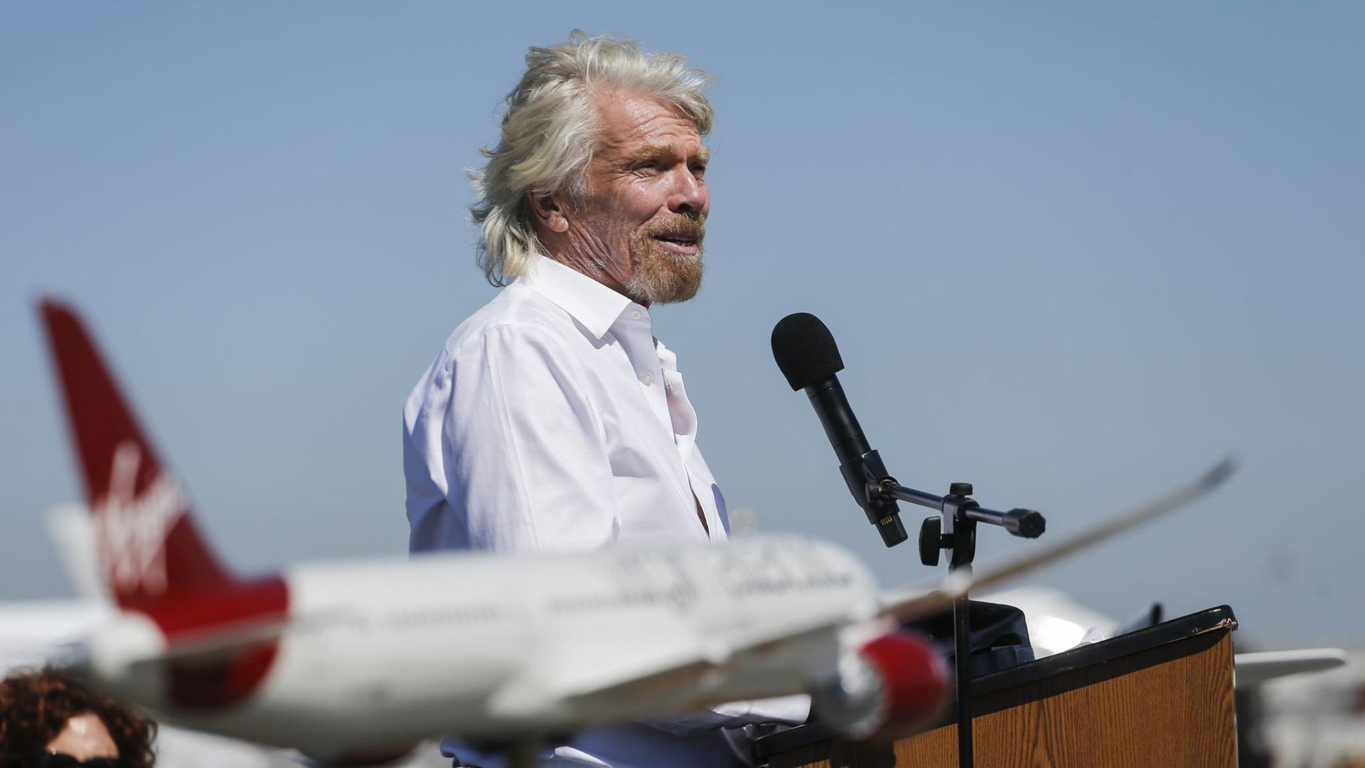 Der britische Unternehmer und Gründer der Virgin Group, Sir Richard Branson, hält bei seiner Aufnahme in den Flight Path Walk of Fame am Los Angeles International Airport eine Rede.