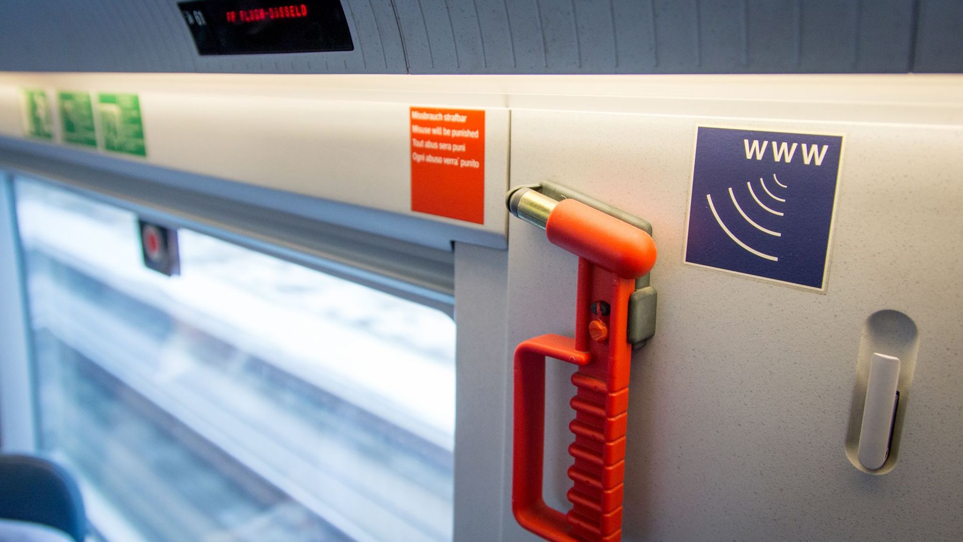 Ein Piktogramm deutet in einem Abteil eines Zuges der Deutschen Bahn auf Internetempfang hin.