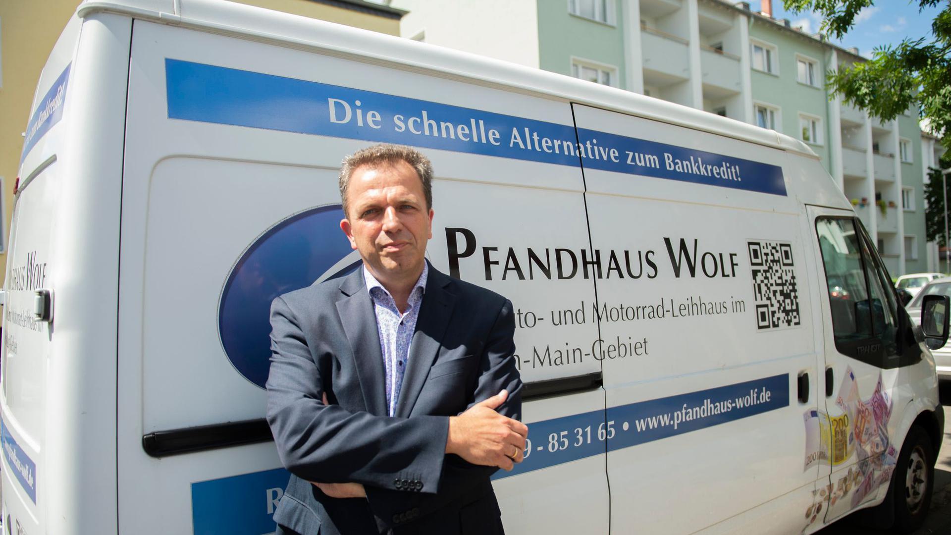 Pfandleiher und Gebrauchtwagenhändler Bernd Wolf hat sich auf das Beleihen von Autos und Motorrädern spezialisiert.