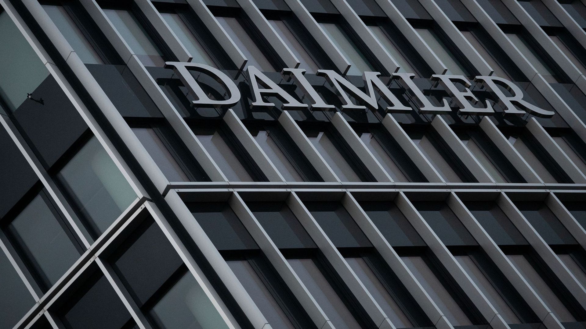 Der Schriftzug der Daimler AG ist an einer Konzernzentrale zu sehen.