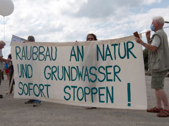 Demonstration gegen die Ansiedlung von Tesla in der brandenburgischen Gemeinde Grünheide.