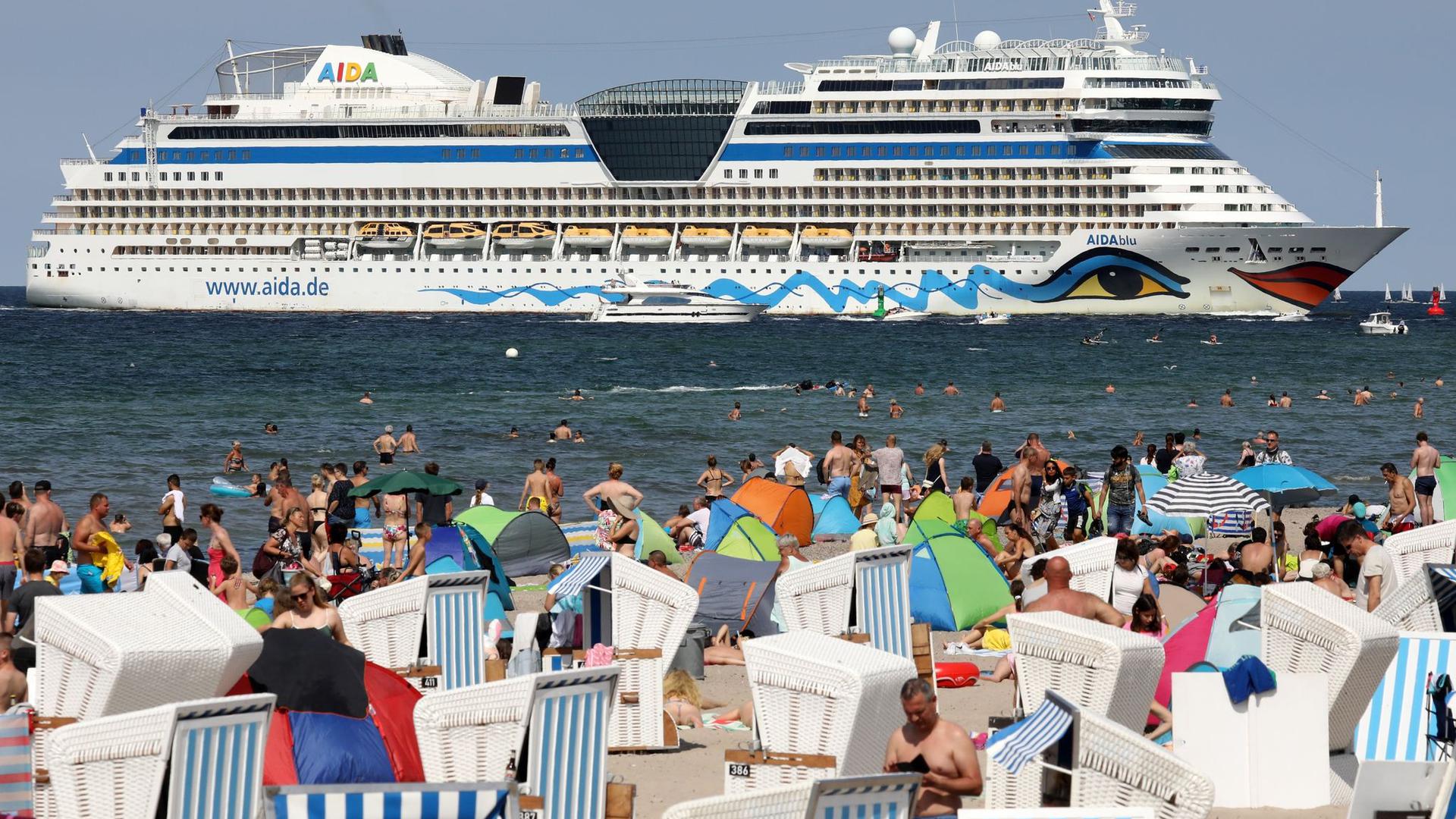 Die AIDAblu der Reederei Aida Cruises kommt ohne Passagiere im Ostseebad Warnemünde an, zuvor war bereits die AIDAmar eingelaufen.