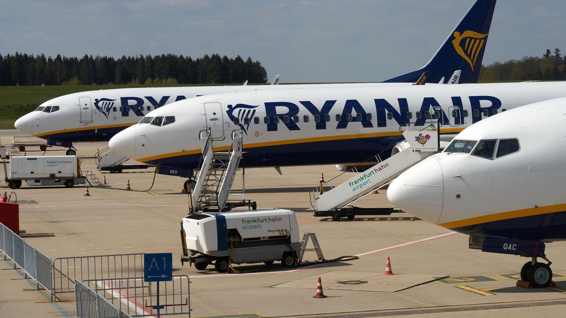 Maschinen des irischen Billigfliegers Ryanair auf dem Flughafen Hahn.