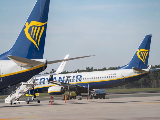 Flugzeuge von Ryanair stehen auf dem Flughafen Weeze am Niederrhein.