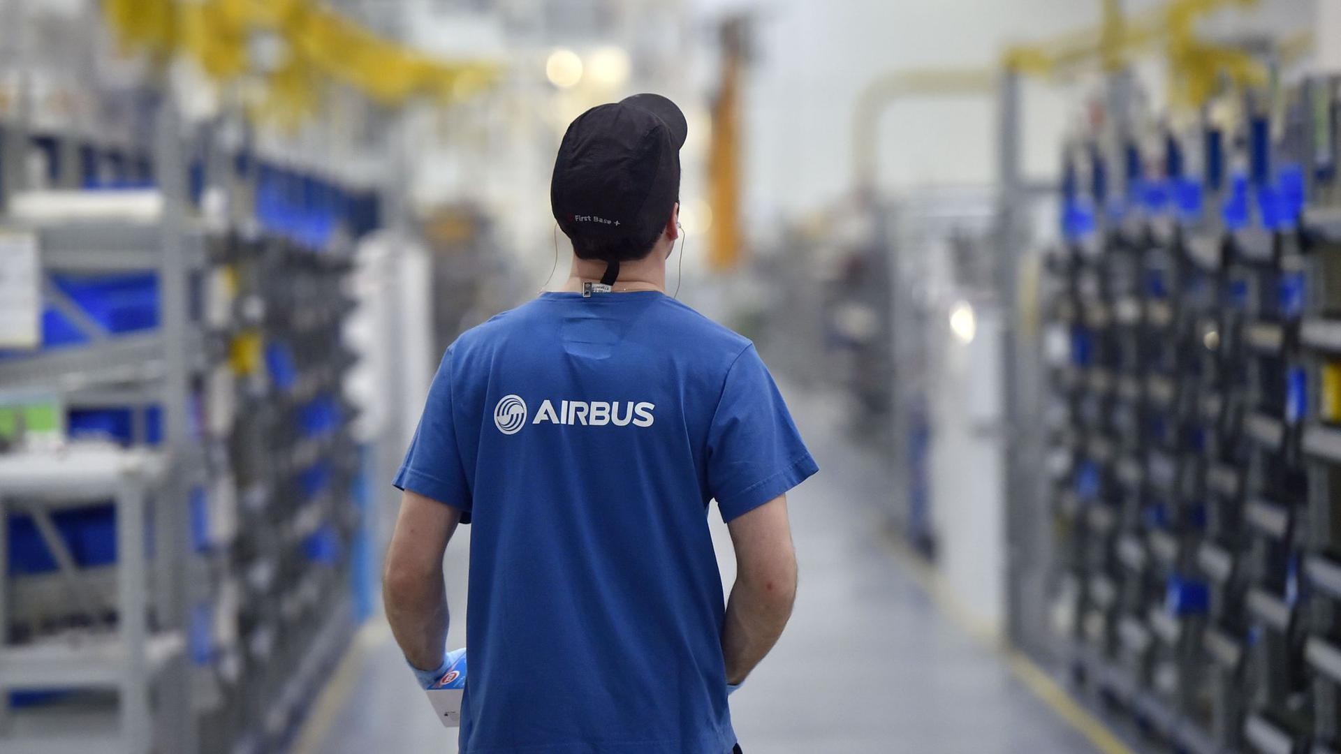 Ein Mitarbeiter des Flugzeugbauers Airbus arbeitet im Airbus-Werk im westfranzösischen Bouguenais.