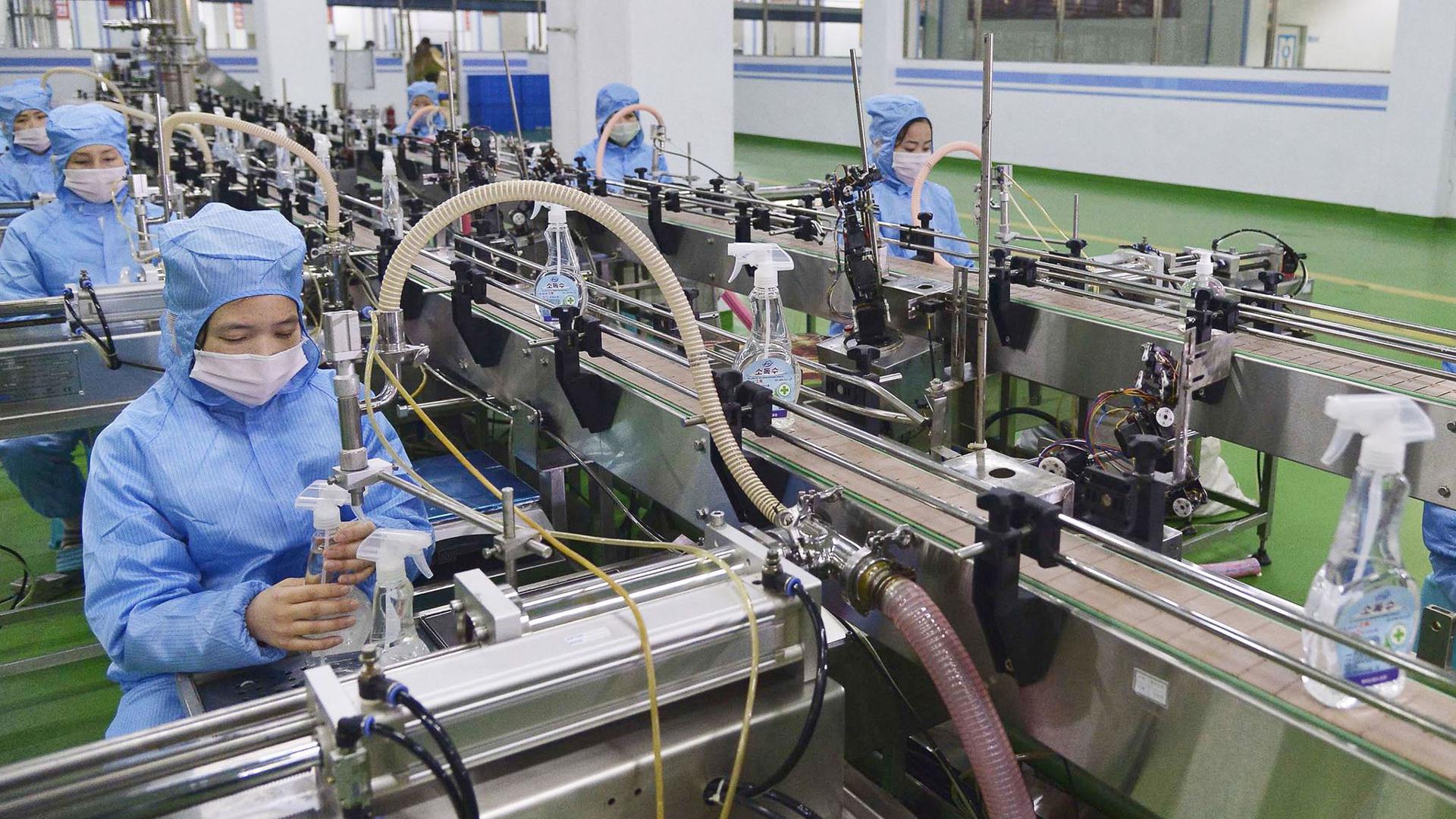 Arbeiter einer Seifenfabrik in Nordkorea