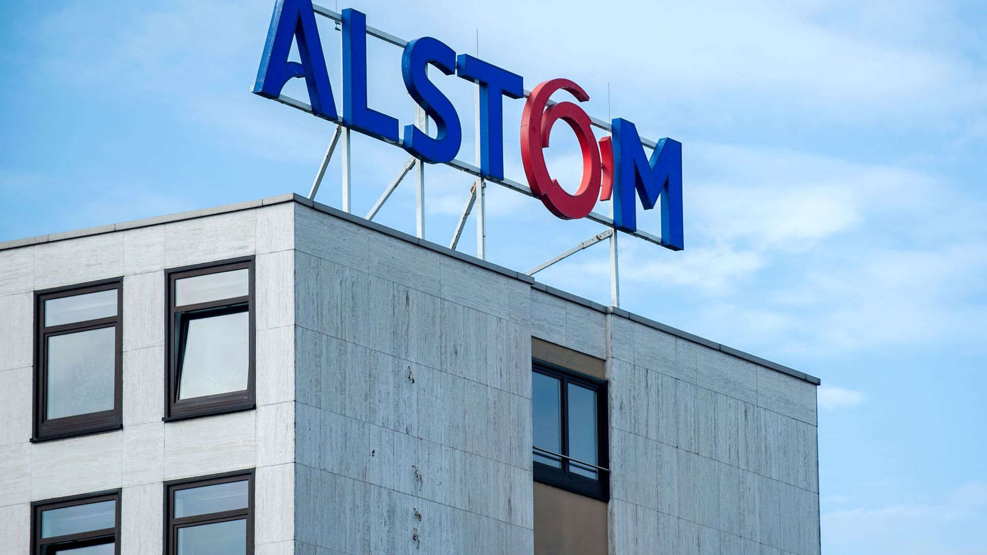Der Bahntechnik-Konzern Alstom aus Frankreich plant die Übernahme der Zugsparte des kanadischen Unternehmens Bombardier.
