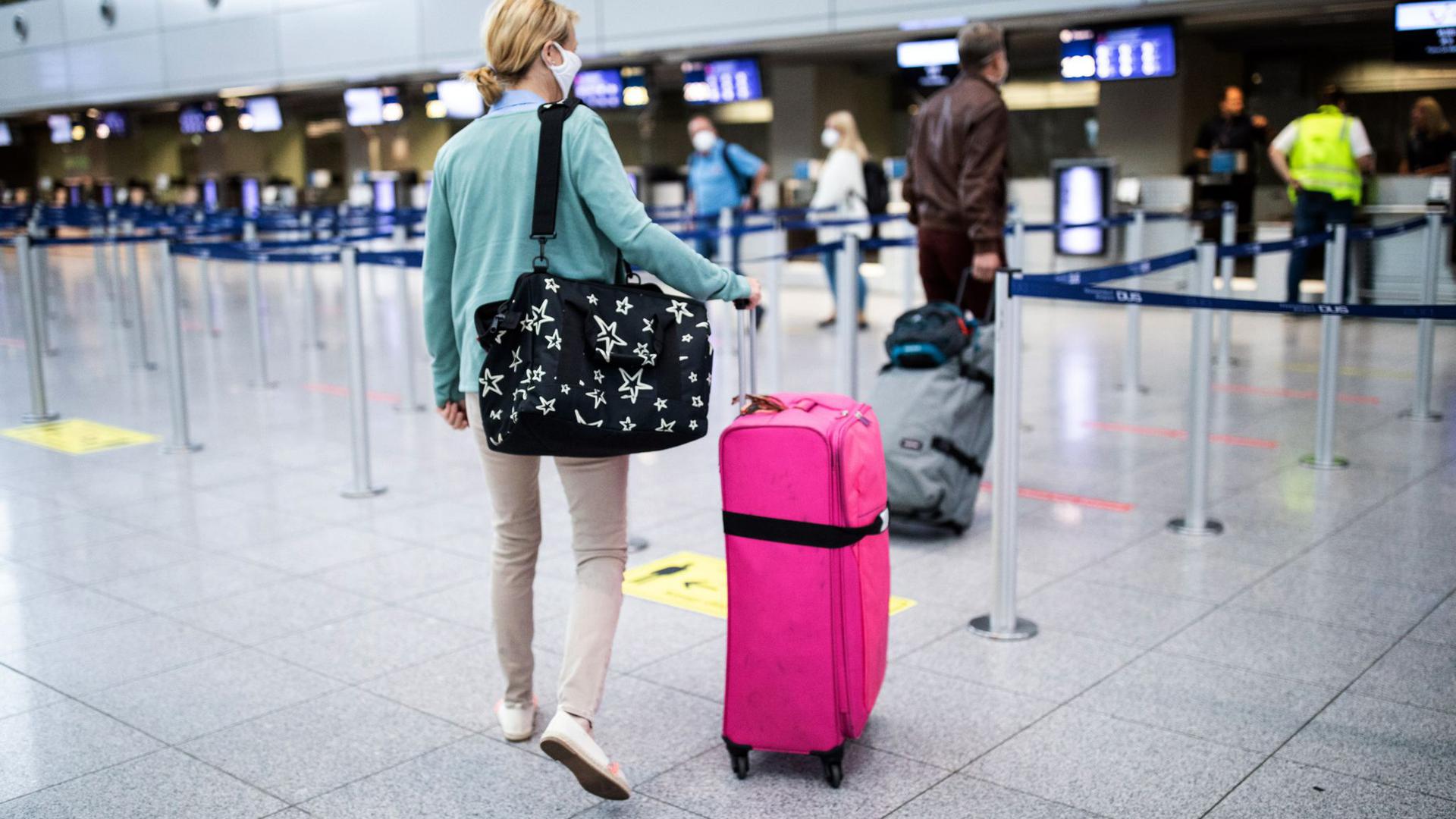 Passagiere sollen mit dem Smartphone am Flughafen künftig sämtliche Formalitäten erledigen können.