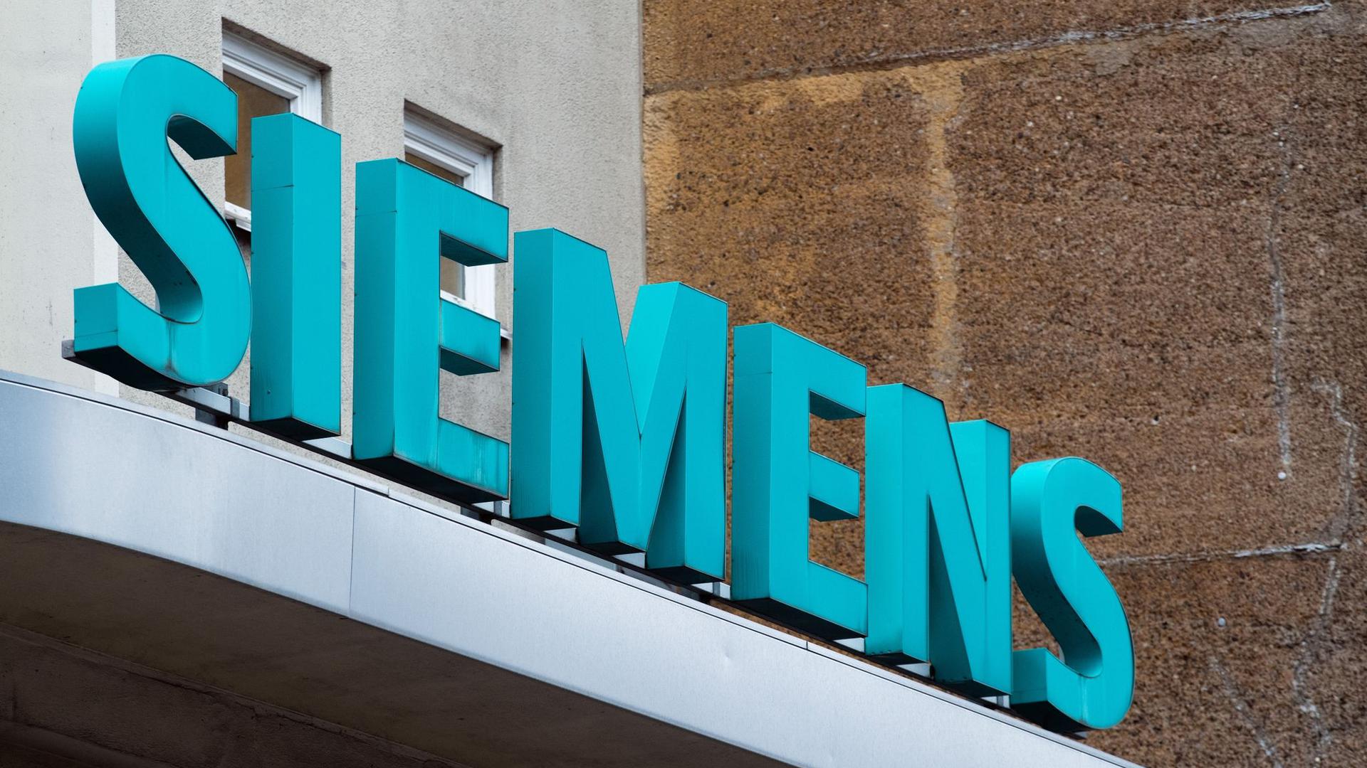 Der Schriftzug „Siemens“ neben dem Eingangstor des Unternehmens in der Huttenstraße.