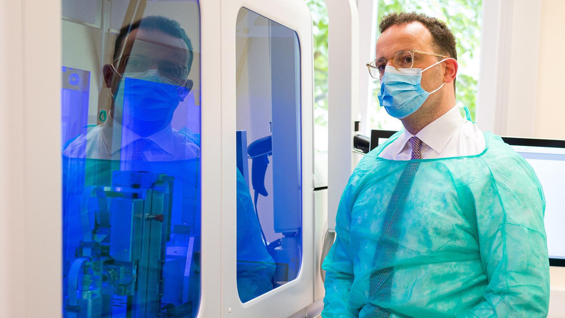 Bundesgesundheitsminister Jens Spahn (CDU) besucht die Virologie der Universitätsklinik des Saarlandes.
