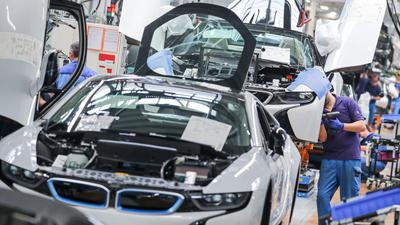 Mitarbeiter im BMW-Werk Leipzig arbeiten in der Montage des i8.