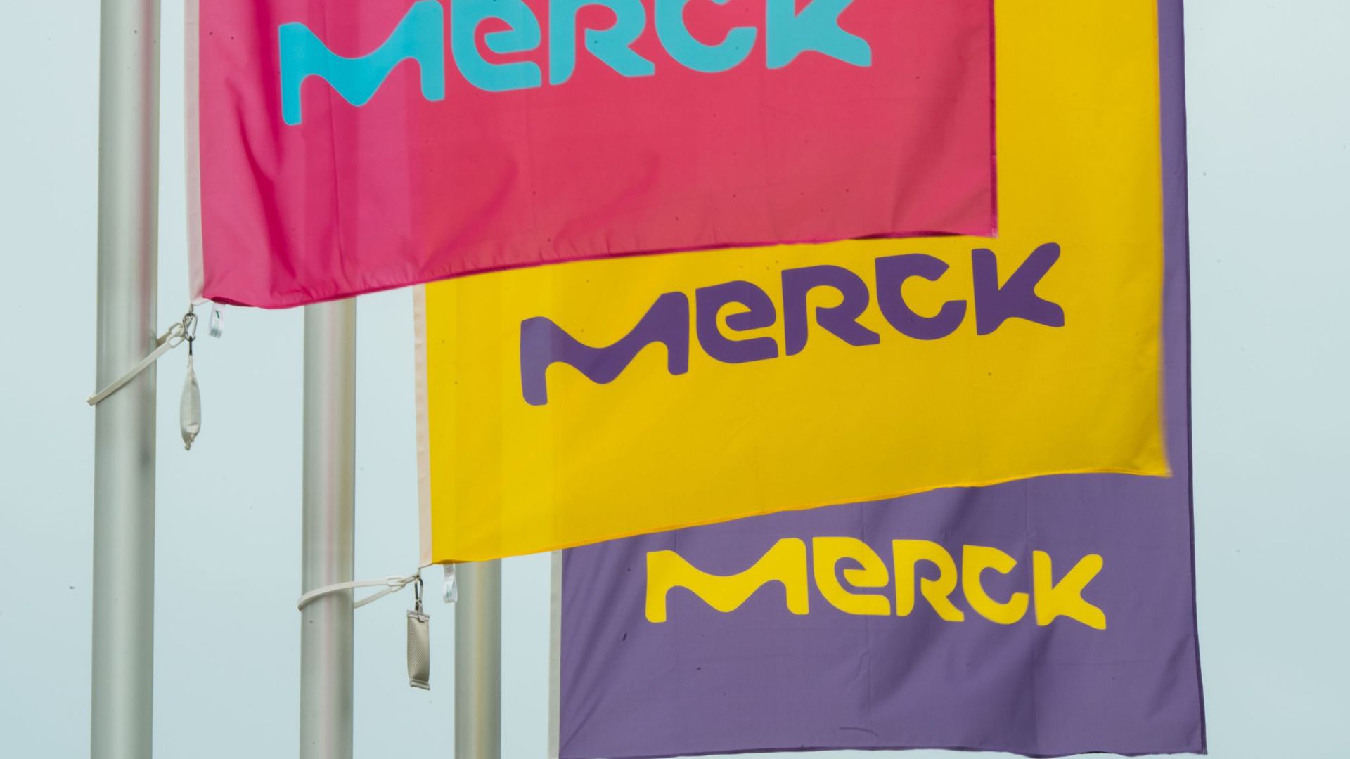 Das Darmstädter Chemie- und Pharmaunternehmen Merck sieht zuversichtlich ins zweite Halbjahr.