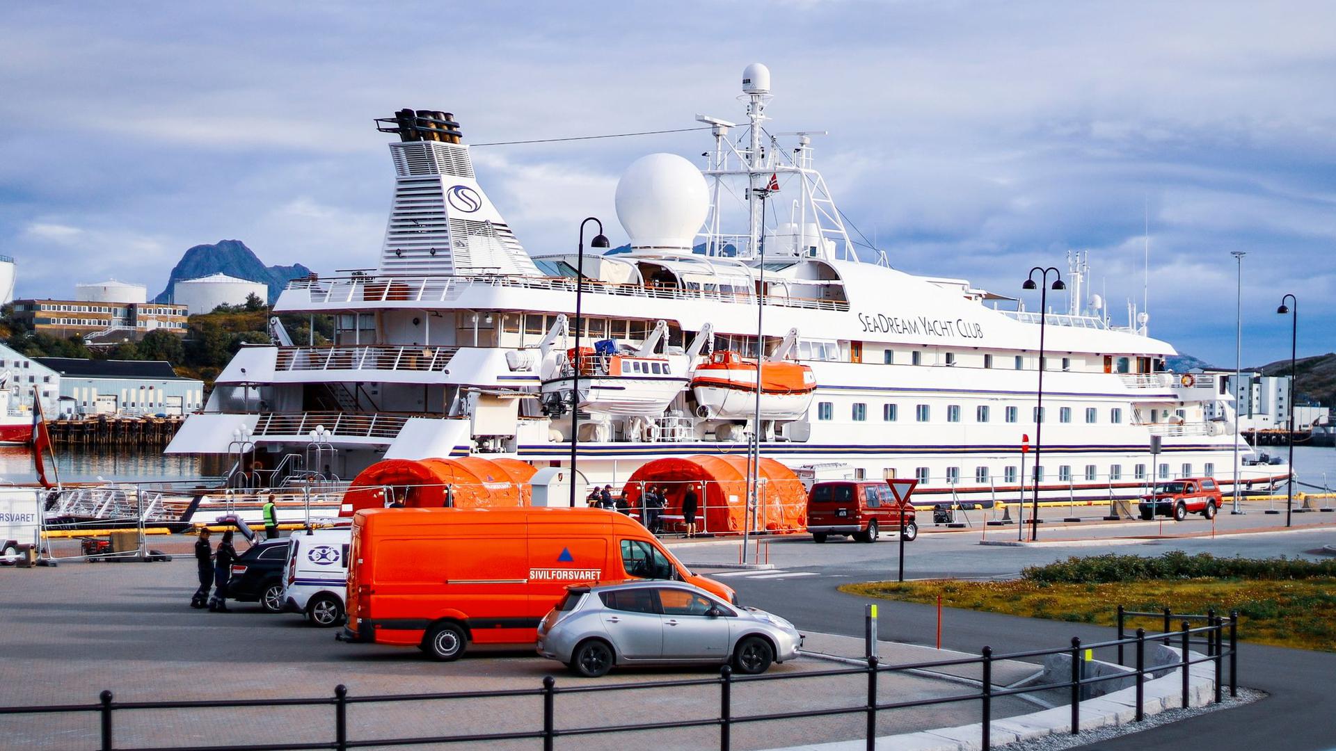 Das Kreuzfahrtschiff „SeaDream 1“ liegt  am Kai im norwegischen Bodø.