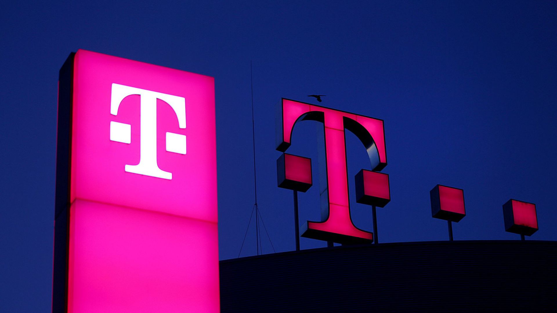 Das Logo der Deutschen Telekom leuchtet auf dem Dach der Unternehmenszentrale in BOnn.
