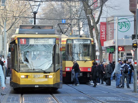 Straßenbahnen in der Karlsruher Innenstadt. Von der niedrigeren Mehrwertsteuer profitieren nur weniger Kunden im Nahverkehr.