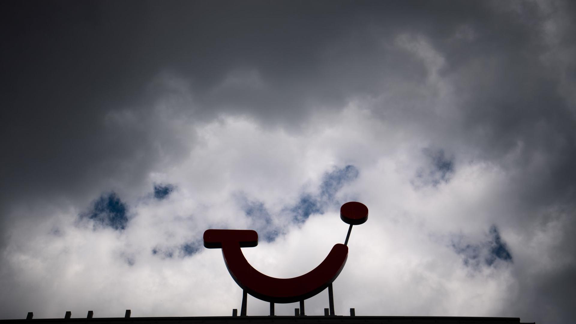 Dunkle Wolken über dem Firmensitz der Tui Group in Hannover - der Reisekonzern braucht Geld, um die weitere Finanzierung nach rund drei Monaten Geschäftsausfall zwischen Mitte März und Mitte Juni zu sichern.