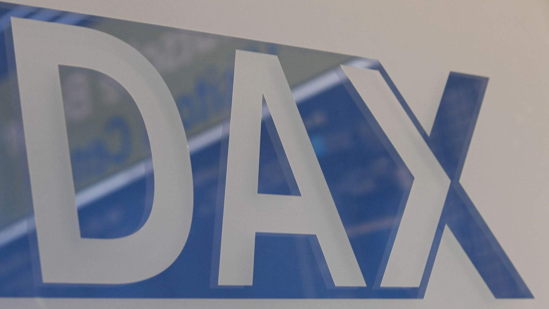 Das Wort „Dax“ steht im Handelssaal der Frankfurter Wertpapierbörse an einer Wand.