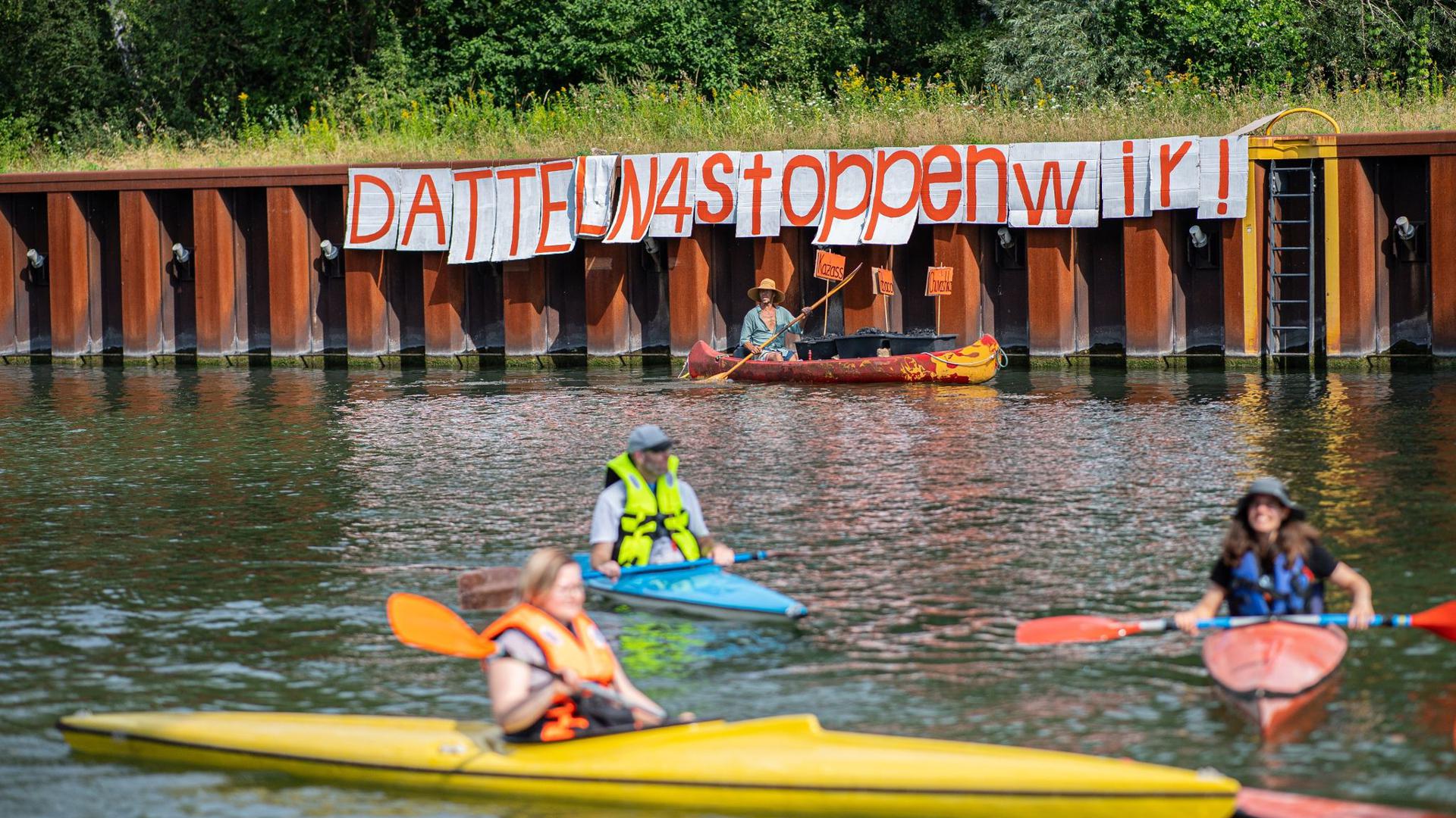 Klimaaktivisten paddeln mit ihren Kanus auf dem Dortmund-Ems-Kanal vor dem Steinkohlekraftwerk Datteln 4.