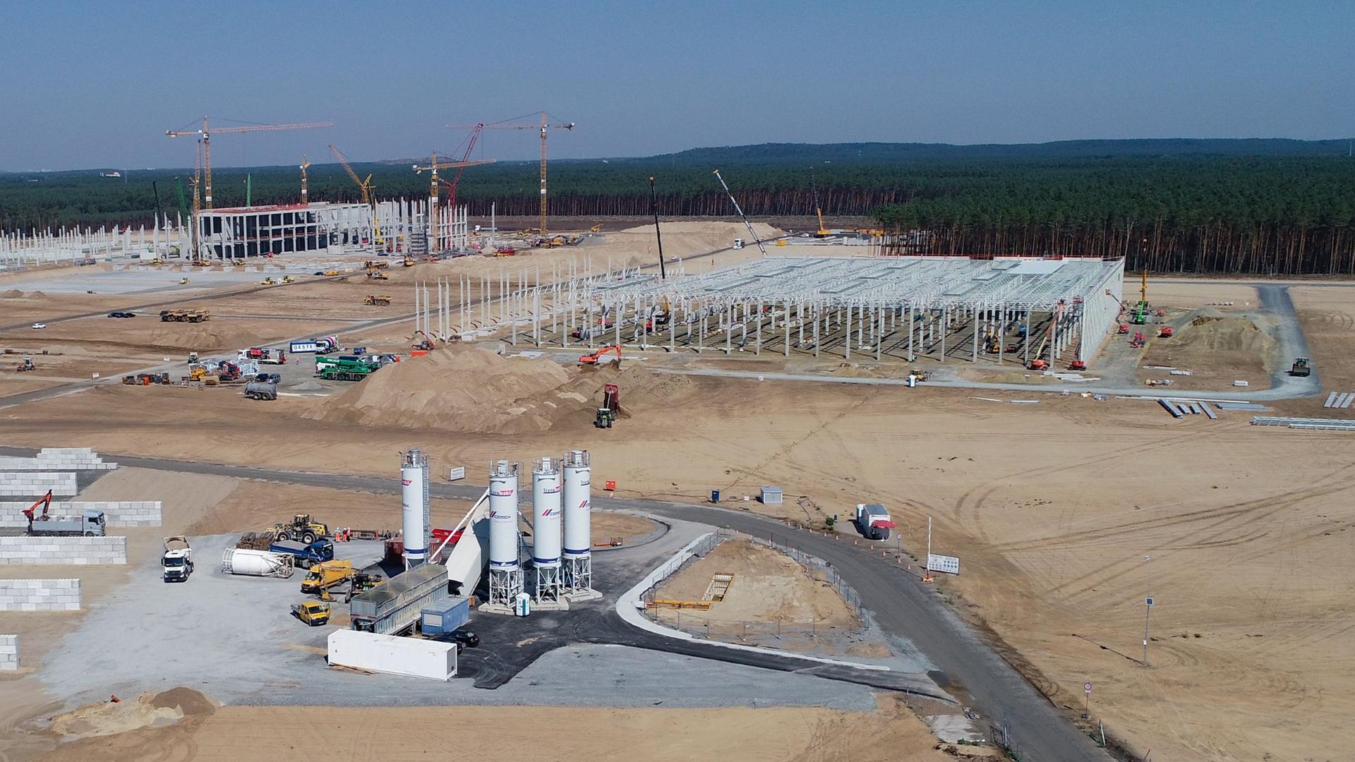 Blick über die Baustelle mit den entstehenden Rohbauten für die künftige Gigafactory Berlin von Tesla.