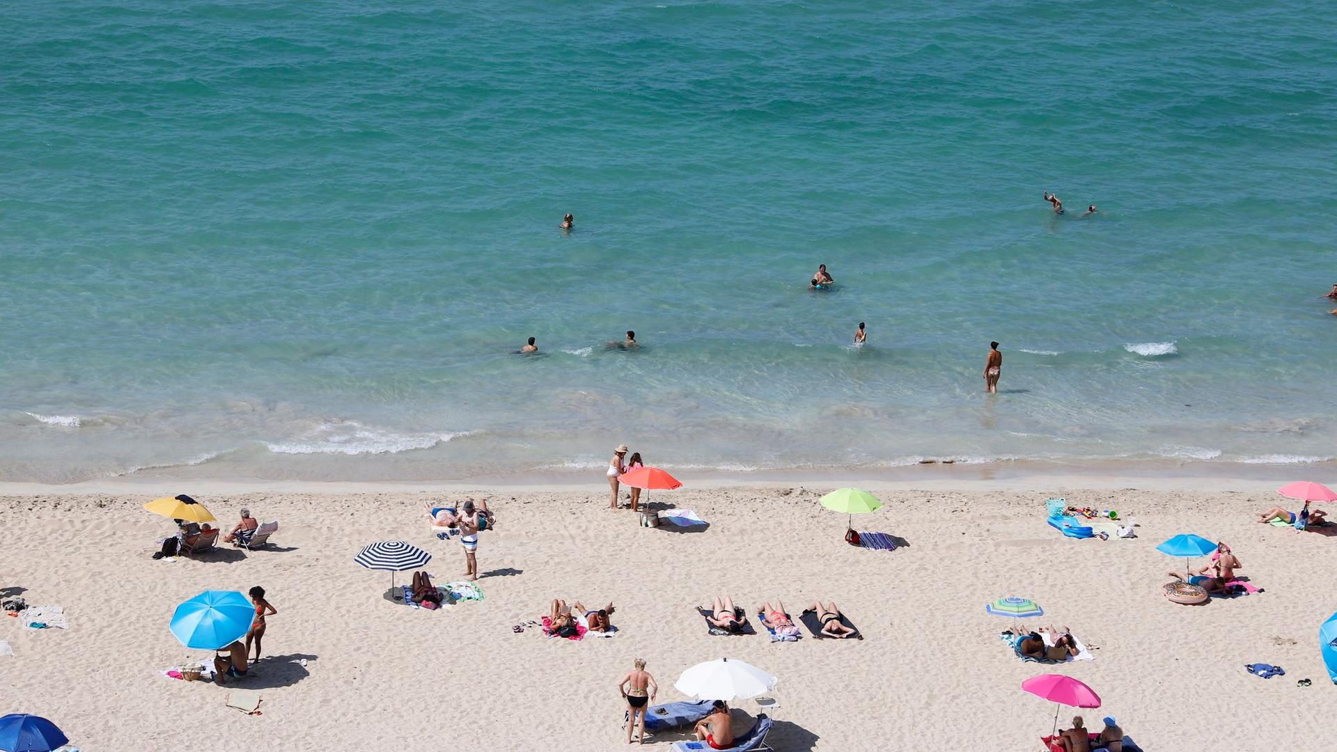 Badegäste am Strand von Arenal auf Mallorca. Deutsche Tourismuskonzerne kritisieren die Reisewarnung des Auswärtigen Amtes für die spanische Insel.
