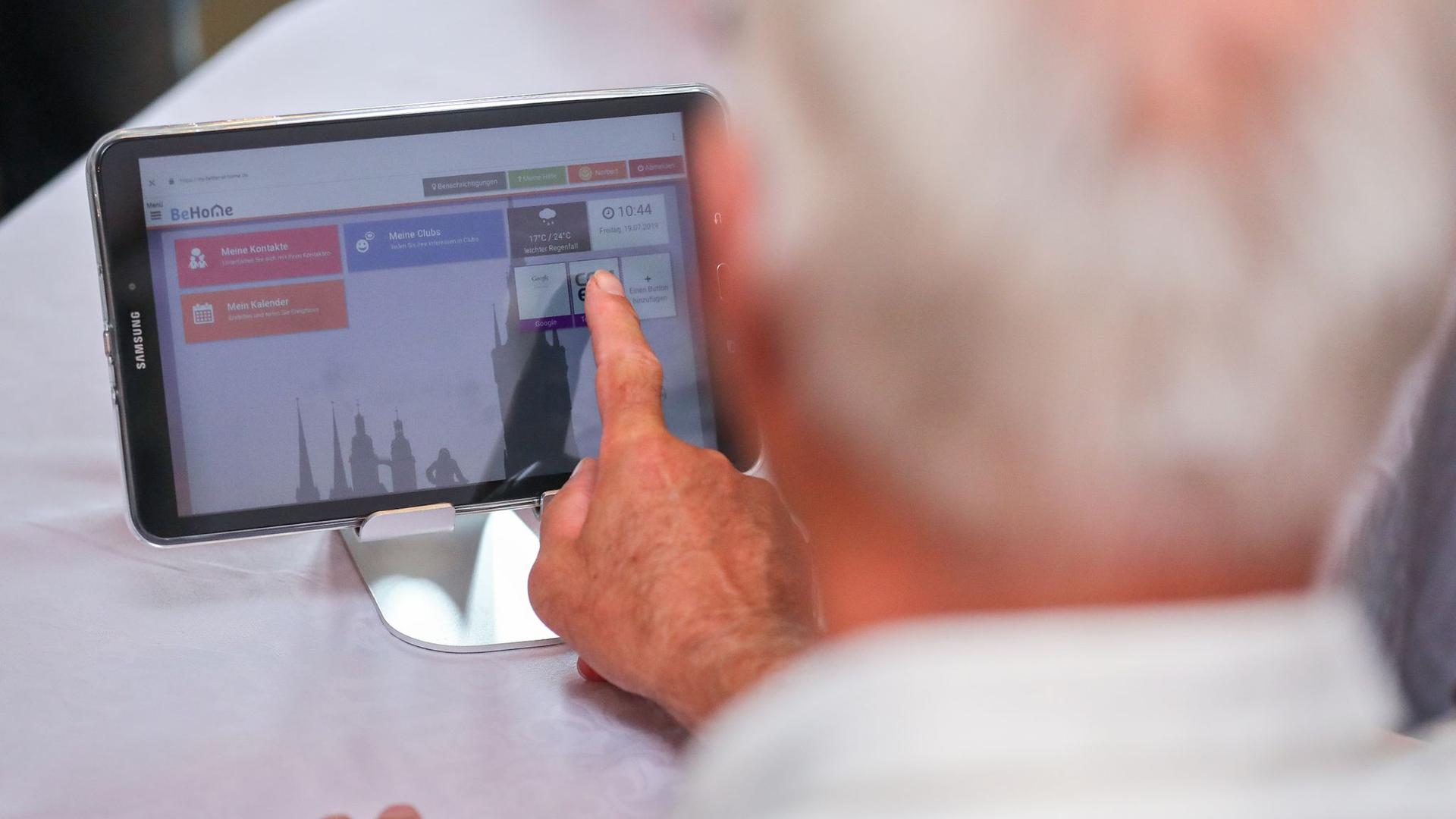 Ein Rentner spricht über einen Videoanruf via Tablet mit seinem Hausarzt. Videotelefonie ersetzt in der Coronakrise nicht nur viele Dienstreisen, sondern wird auch immer häufiger von älteren Menschen in Deutschland entdeckt.