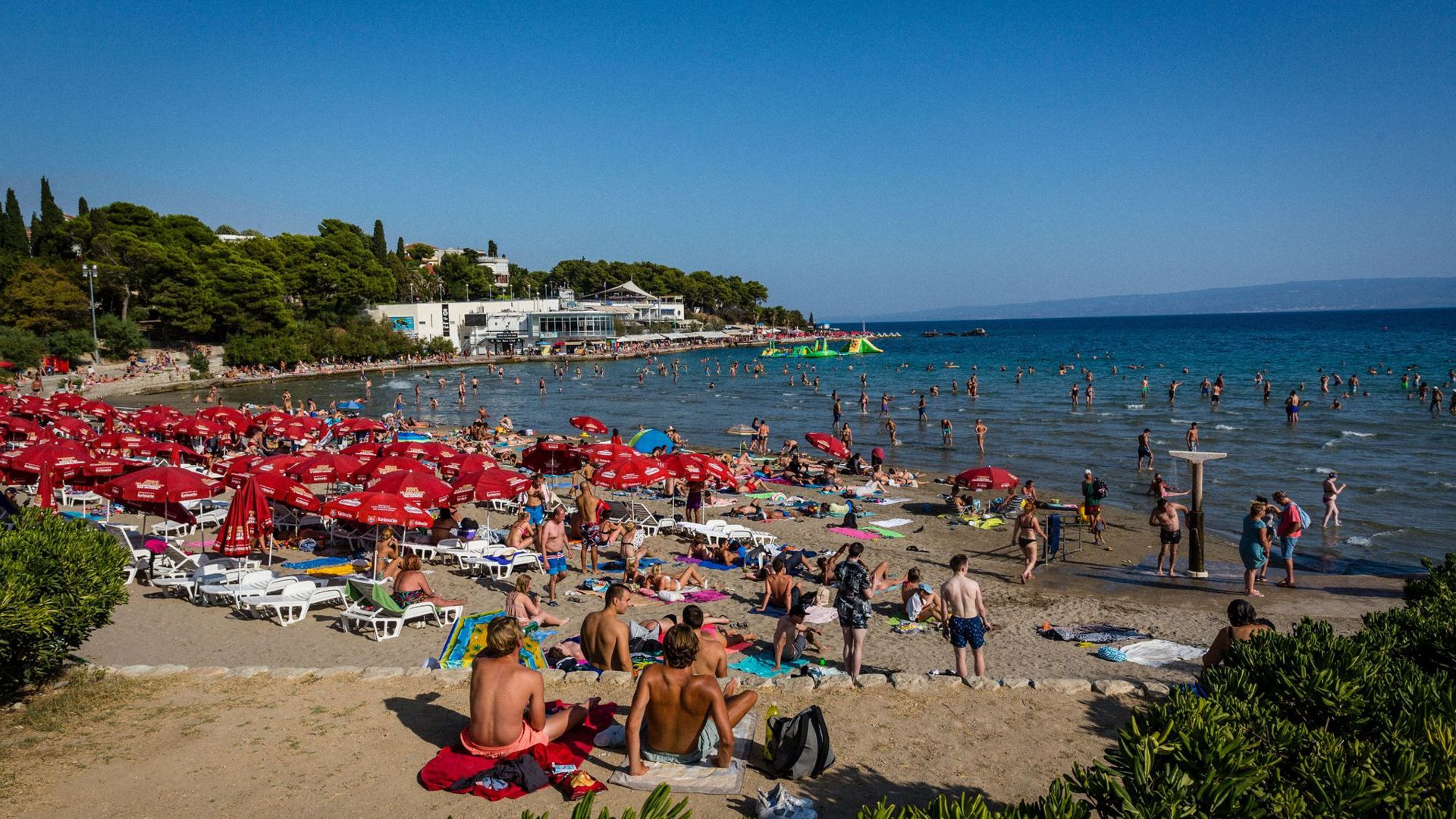 Badegäste sonnen sich am Strand Bacvice. Wegen der gestiegenen Zahl von Corona-Neuinfektionen hat das Auswärtige Amt eine Reisewarnung für Teile des Urlaubslands Kroatien ausgesprochen.