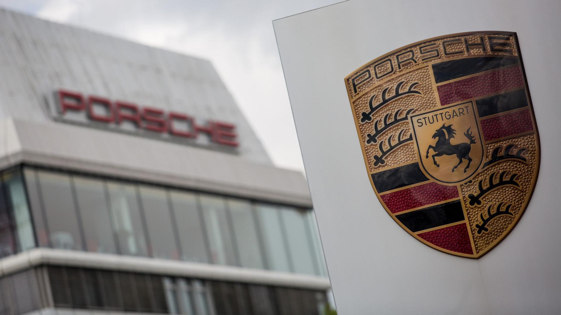 Porsche Logo vor einem Gebäude des Automobilherstellers in Stuttgart. Porsche geht Medienberichten zufolge möglichen Manipulationen an Hard- und Software einiger Fahrzeugmodelle nach.