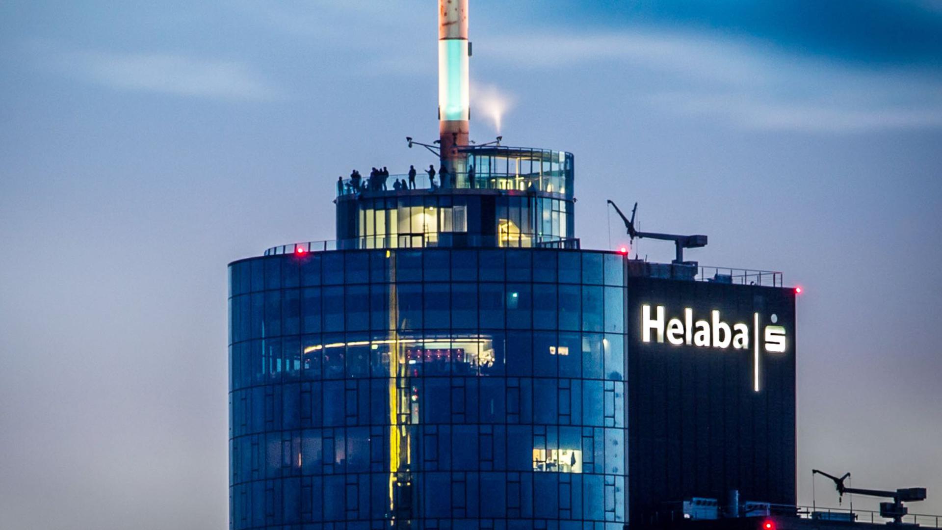 Besucher stehen abends in rund 198 Metern Höhe auf der Aussichtsterrasse des Main Towers, der auch die Landesbank Hessen-Thüringen (Helaba) beherbergt.