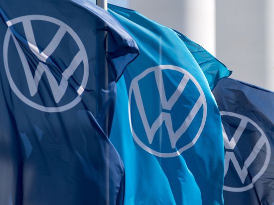 Fahnen mit dem VW-Logo wehen im Fahrzeugwerk von Volkswagen in Zwickau.