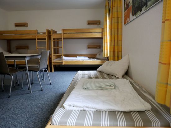 Ein leeres Zimmer in der Jugendherberge in Köln-Deutz. Erst Corona-Zwangspause, jetzt fehlende Klassenfahrten.