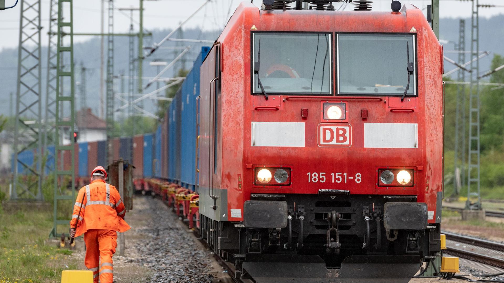 Die Deutsche Bahn (DB) und die Gewerkschaft EVG haben sich in ihren Tarifverhandlungen im Zuge der Corona-Krise in wichtigen Punkten verständigt.