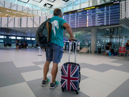 Ein Reisender am Flughafen Split. Das Auswärtige Amt hatte vor kurzem für zwei südliche Verwaltungsbezirke in Kroatien eine Reisewarnung ausgesprochen.