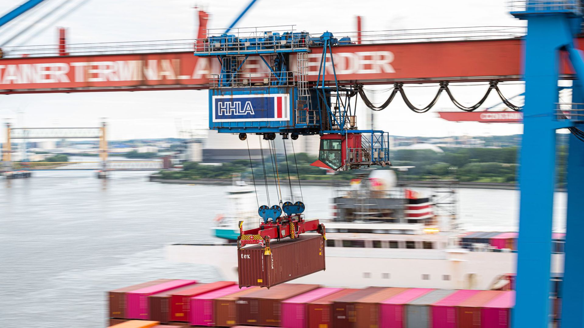 Ein Container wird auf dem Terminal Altenwerder im Hamburger Hafen auf ein Schiff geladen. Deutschlands Exporteure arbeiten sich langsam aus dem Corona-Tief.