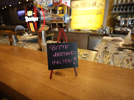 Ein Schild mit der Aufschrift „Bitte Abstand halten“ steht auf dem Tresen im Köstritzer Bierhaus.
