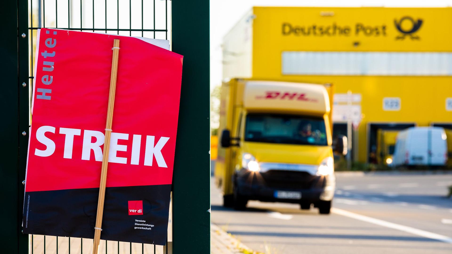 Ein Schild der Gewerkschaft Verdi mit der Aufschrift „Heute Streik“ steht vor einer Deutsche-Post-DHL-Niederlassung.