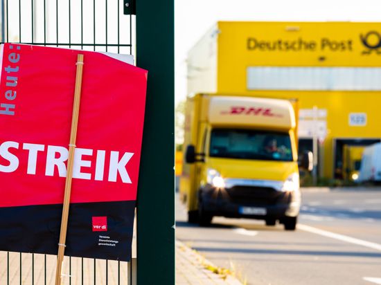 Ein Schild der Gewerkschaft Verdi mit der Aufschrift „Heute Streik“ steht vor einer Deutsche-Post-DHL-Niederlassung.