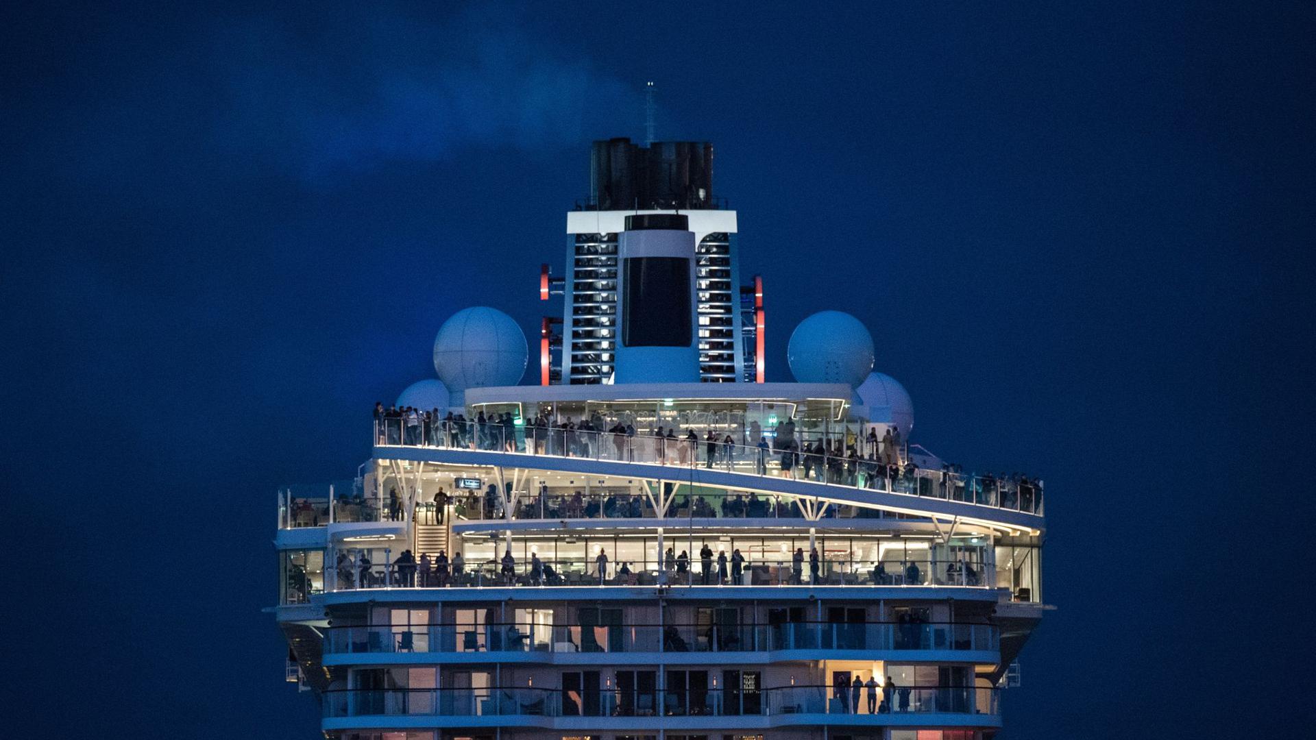„Mein Schiff 2“ von Tui Cruises im Hamburger Hafen. Die deutschen Anbieter Tui Cruises und Hapag-Lloyd Cruises landeten bei der Bewertung durch den Nabu im oberen Drittel.