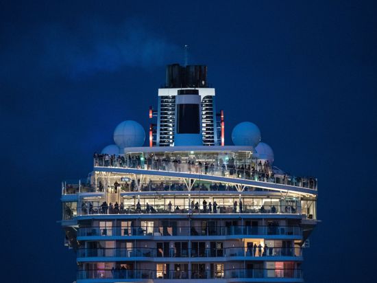 „Mein Schiff 2“ von Tui Cruises im Hamburger Hafen. Die deutschen Anbieter Tui Cruises und Hapag-Lloyd Cruises landeten bei der Bewertung durch den Nabu im oberen Drittel.
