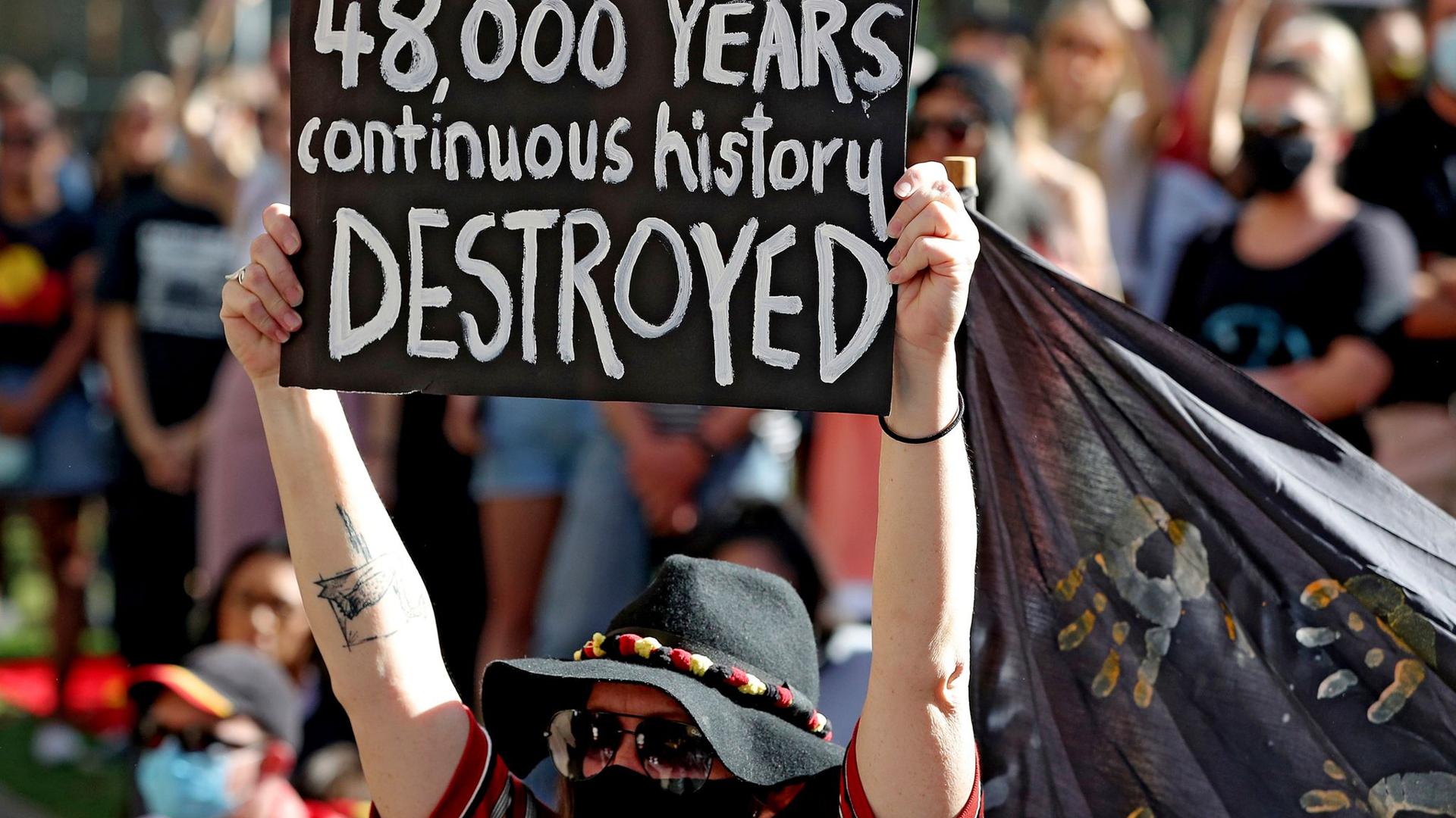 Demonstranten versammeln sich  Anfang Juni vor der Geschäftsstelle von Rio Tinto in Perth, nachdem der Bergbaukonzern zweie heilige Stätten der Aborigines hatte sprengen lassen.
