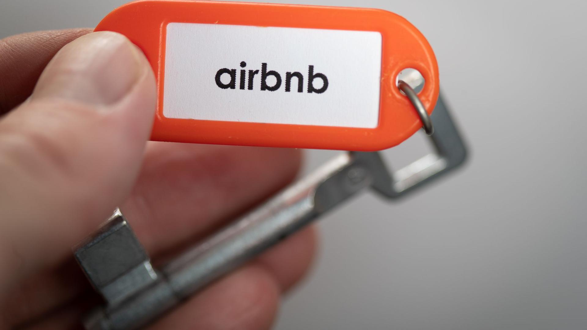 „airbnb“ auf einem Schlüsselanhänger.