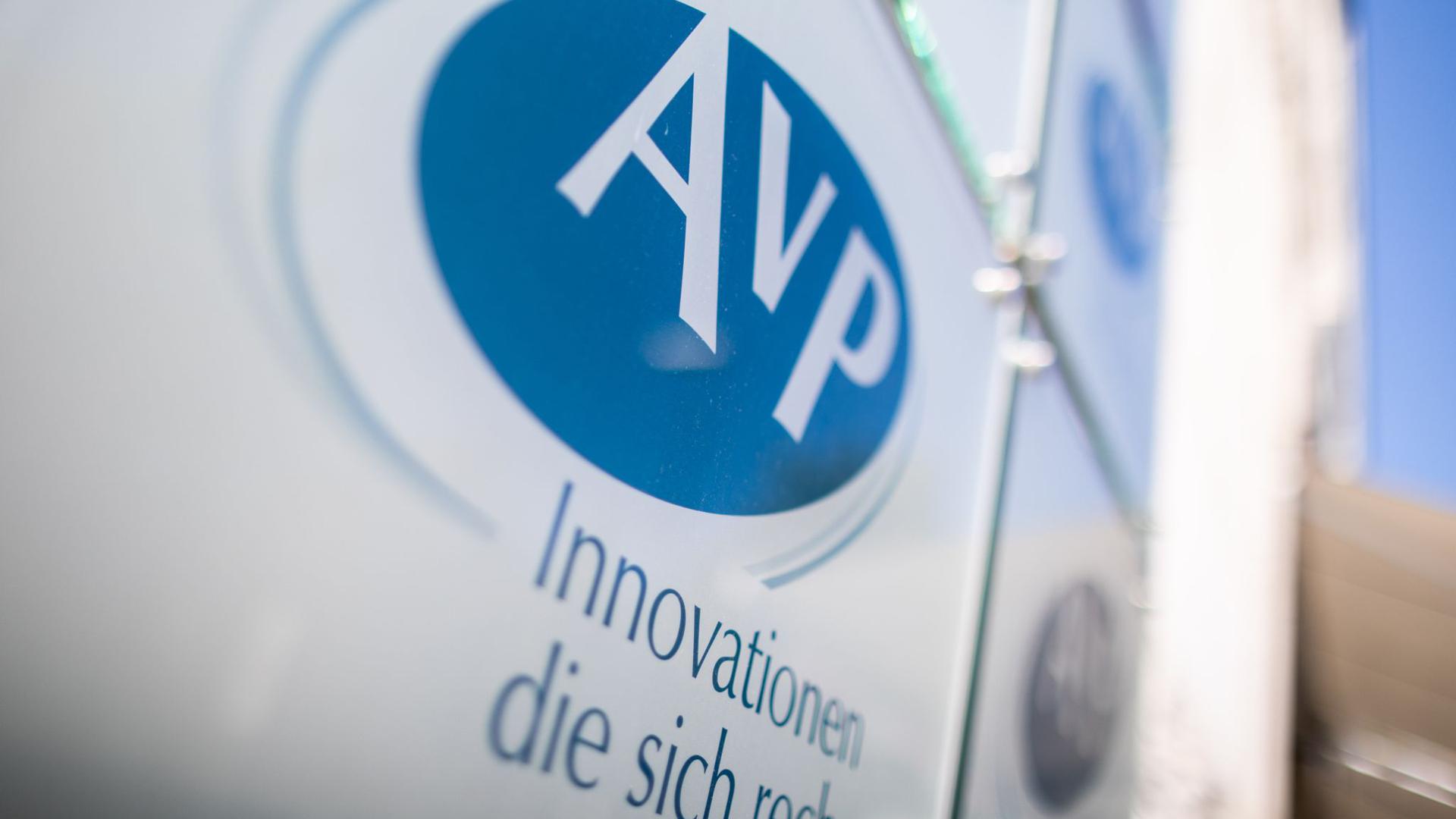 Das Firmenschild des Dienstleistungsunternehmens AvP in Düsseldorf.