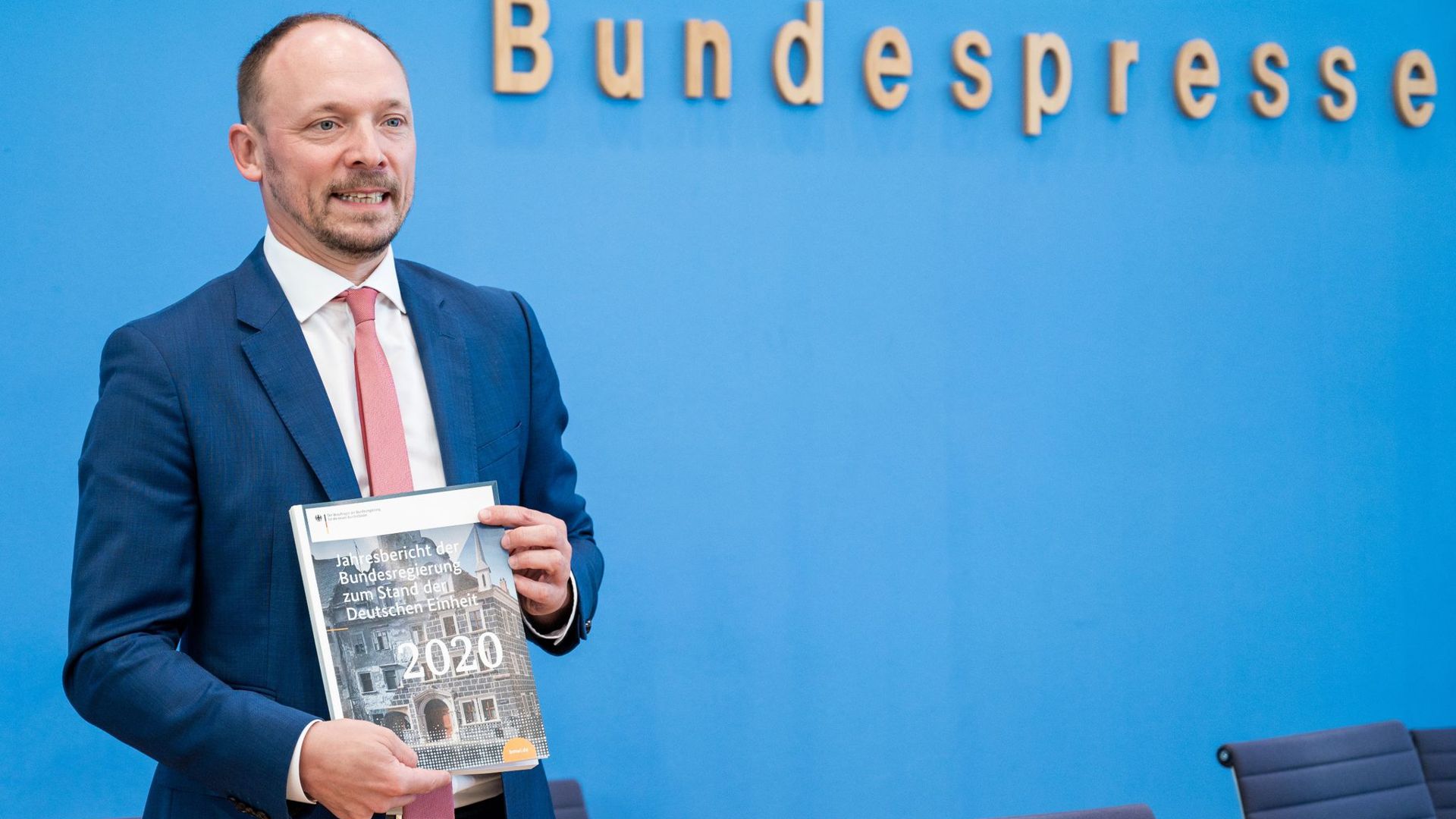 Marco Wanderwitz (CDU), Ostbeauftragter der Bundesregierung, zeigt bei der Vorstellung den Jahresbericht zum Stand der Deutschen Einheit 2020.