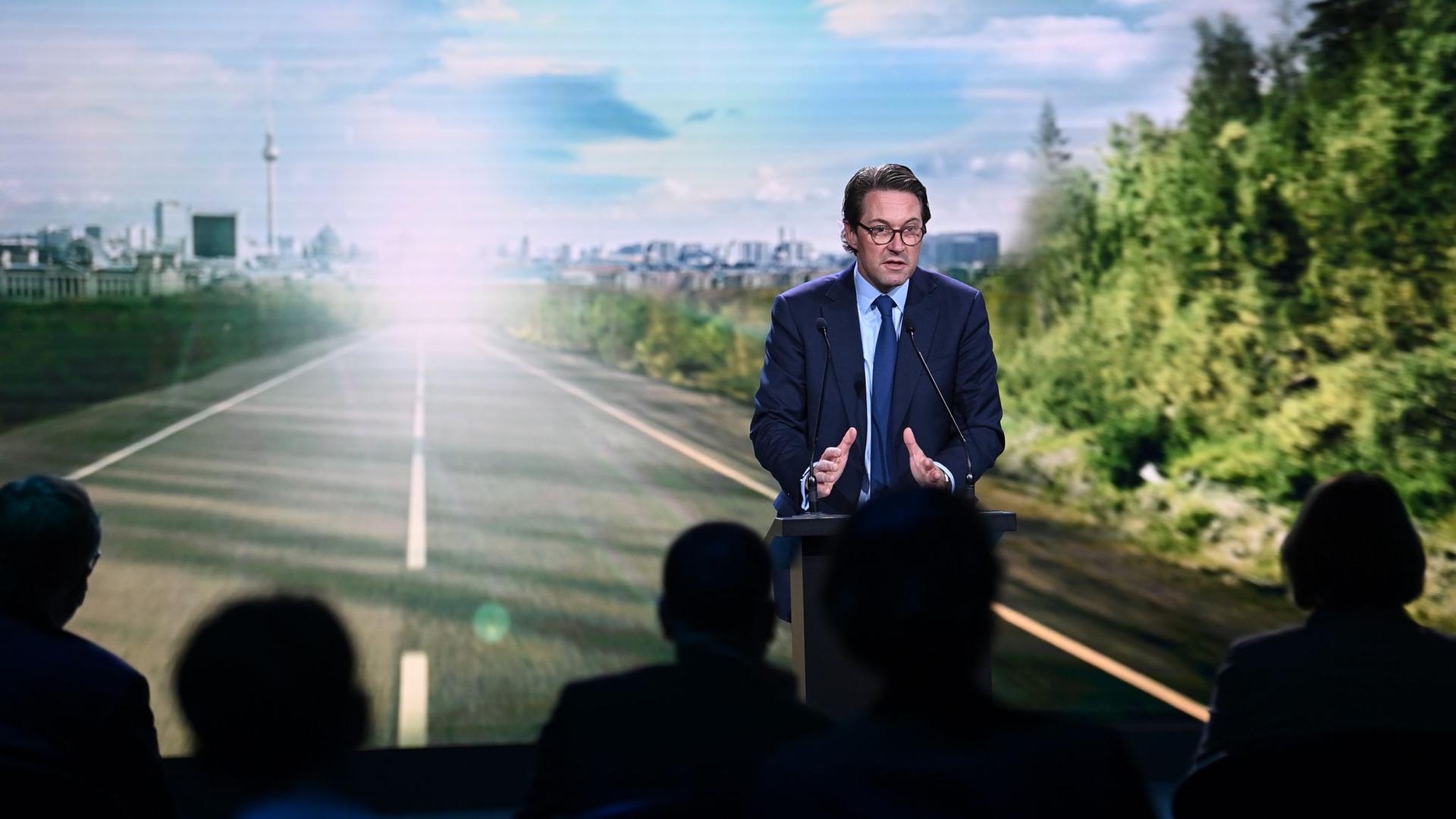 Andreas Scheuer (CSU), Bundesverkehrsminister, spricht bei einer Pressekonferenz von Daimler Trucks zur künftigen Elektro-Technologiestrategie.