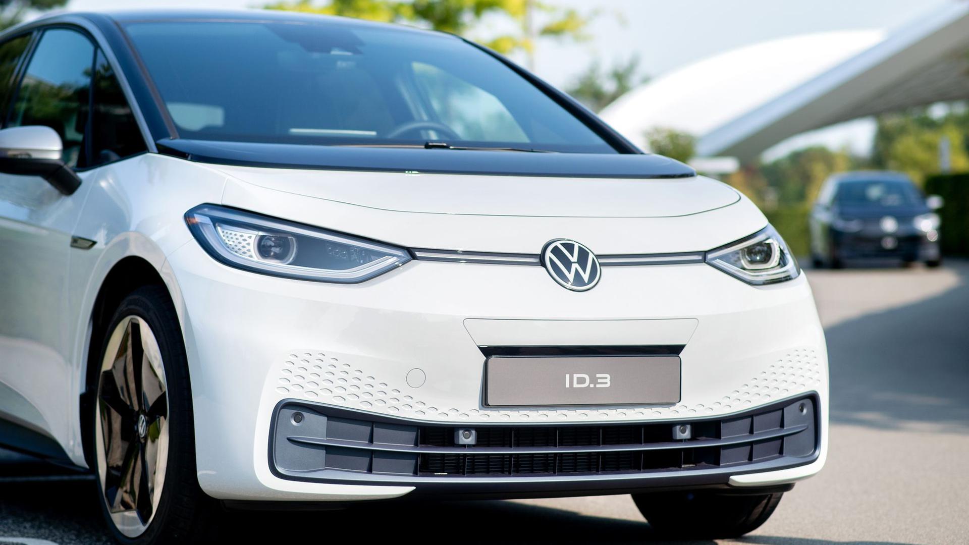 Der elektrische Hoffnungsträger ID.3 ist bei den ersten Kunden – nun will Volkswagen auch das Anschlussmodell ID.4 so rasch wie möglich an den Start bringen.
