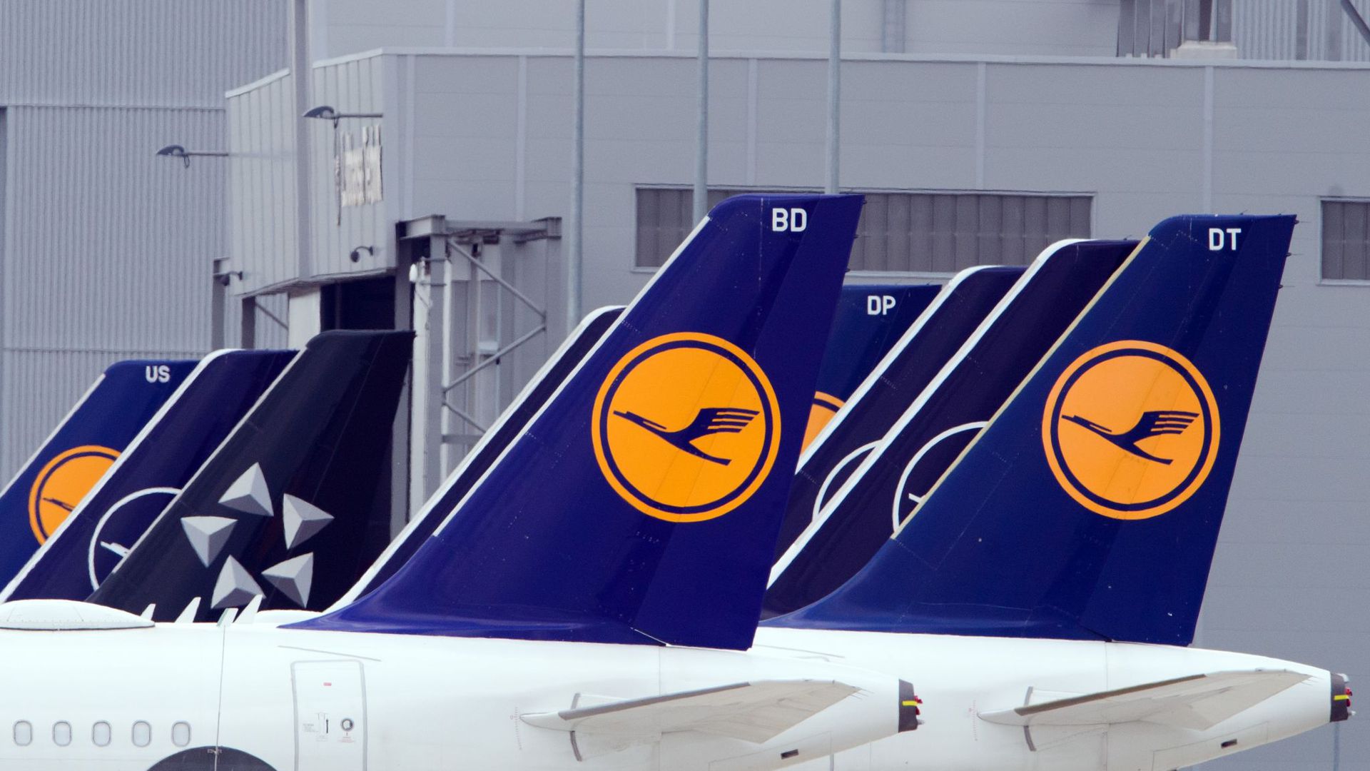 Neben den bereits angekündigten 22.000 Stellen stehen bei der Lufthansa weitere 3000 Jobs zur Disposition.