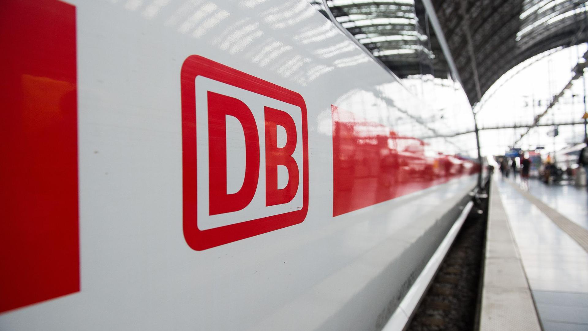 Für die Beschäftigten der Deutschen Bahn ist ein neuer Tarifvertrag vereinbart worden.